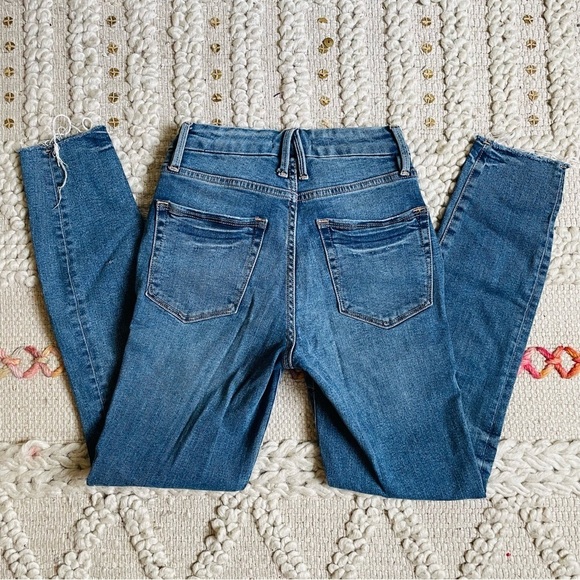 Good American Good Legs Crop Jean - Picture 4 of 10